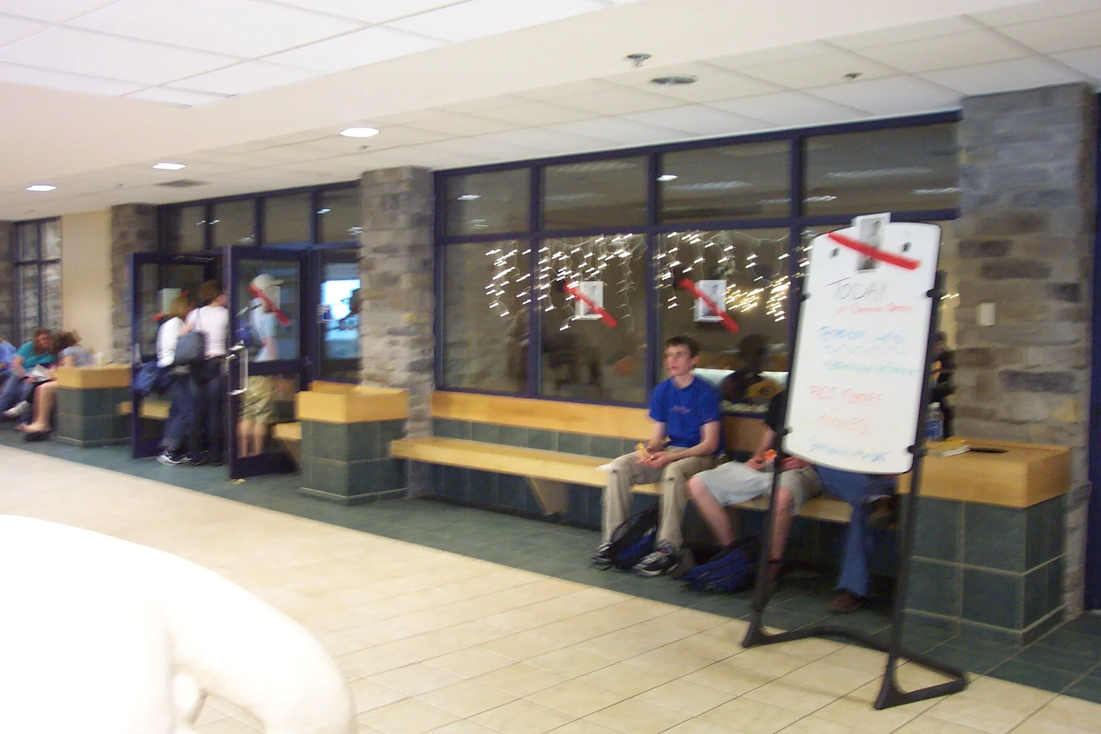 Brendon Lynch was a "coffeehouse" event, which promoted an intimate atmosphere with Christmas lights, comfortable couches, and free food. 