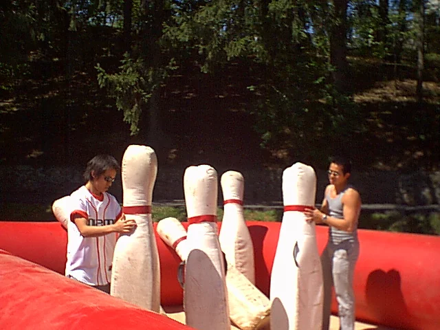 Student volunteers set up the pins between runs. 
