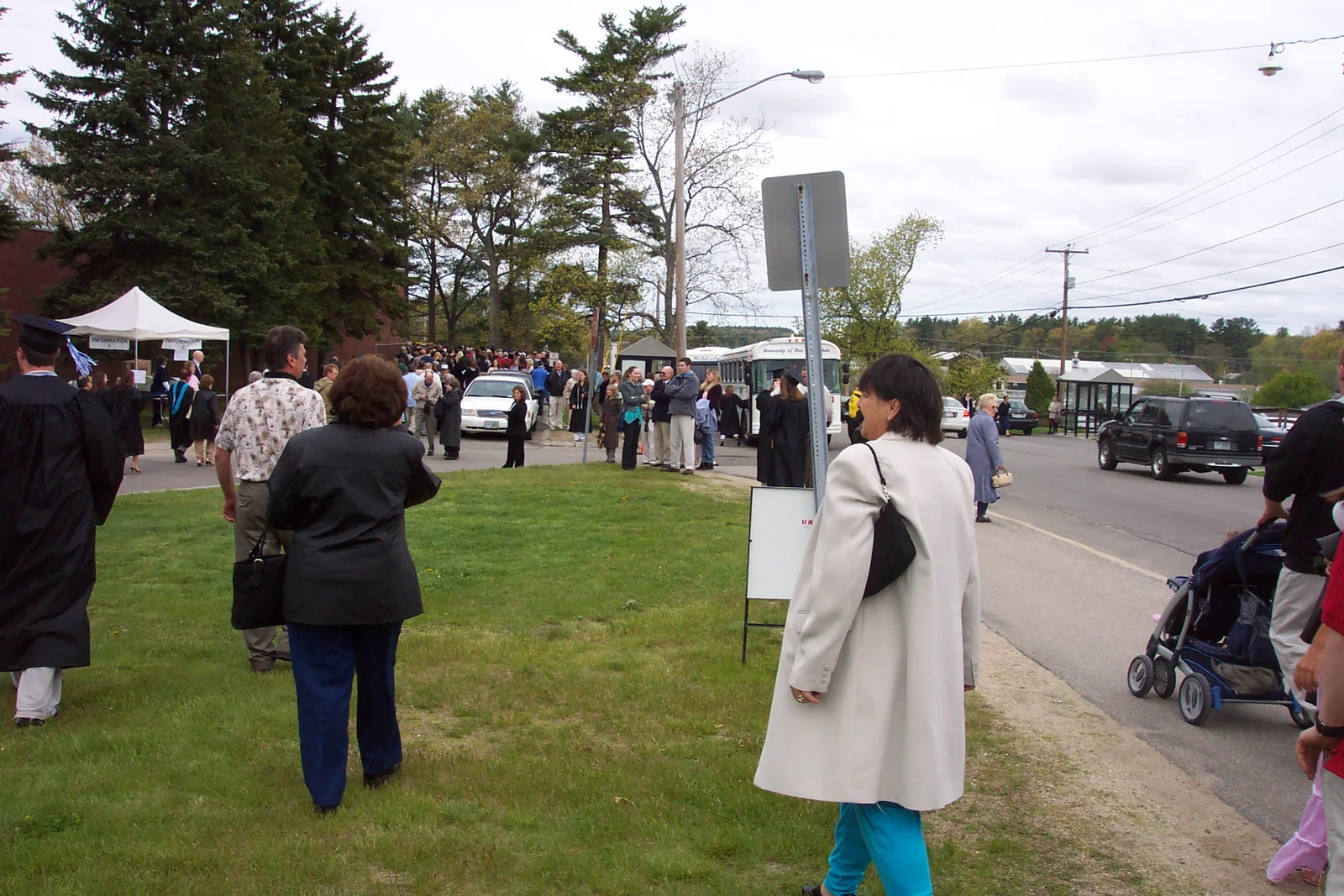I felt sorry for the cars that were waiting in vain to get past this mob of people. 