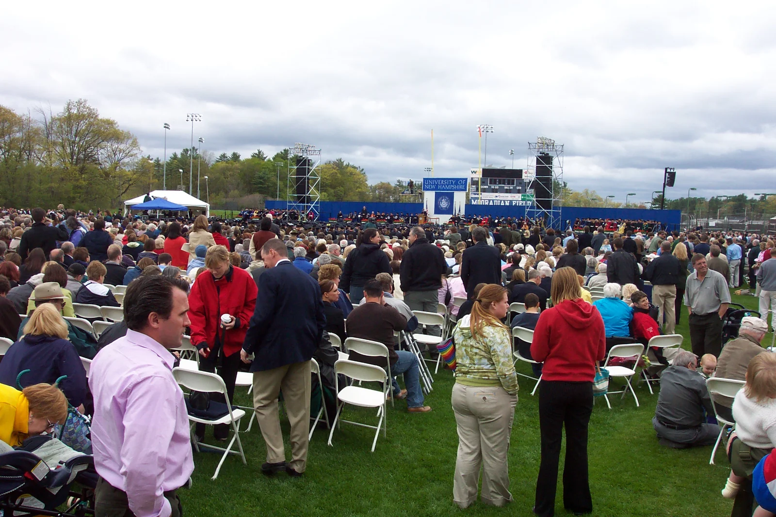 The poor organization led half the people in attendance to leave before the ceremony even ended.