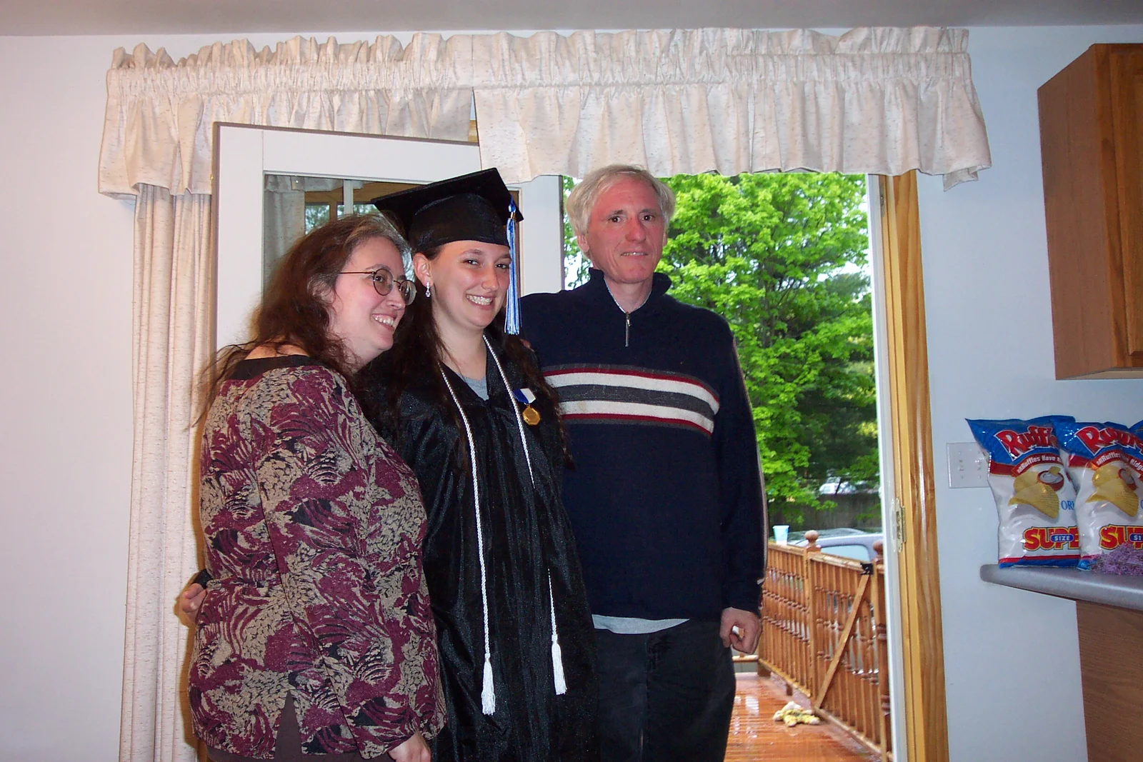Sarah poses with her parents. 