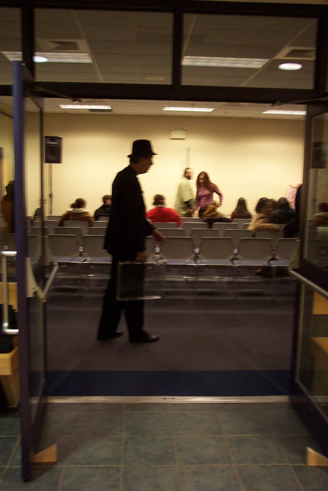 Dan Kamin began the show by walking through the Lares building in slow motion, attracting the stares of onlookers.
