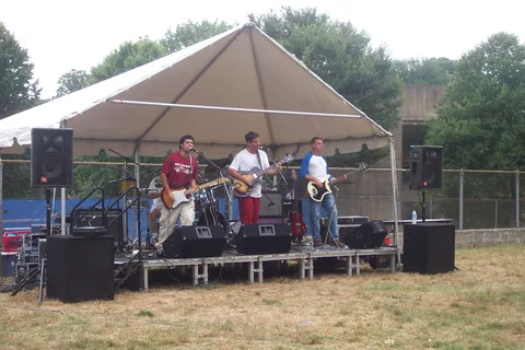 It was after 2:00pm by the time the band began playing, but the event was almost over. 
