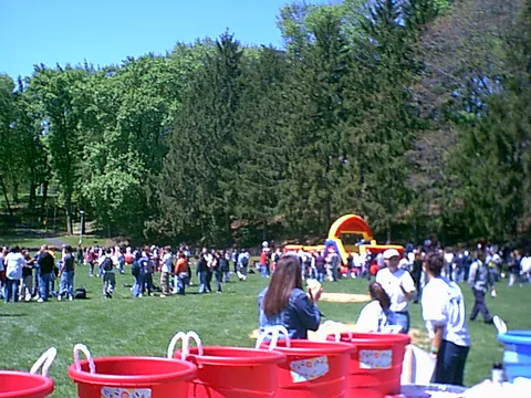 When the tie dye booth was finally set up, students began to approach.