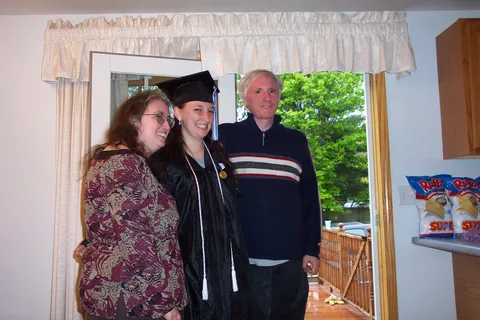 Sarah poses with her parents. 