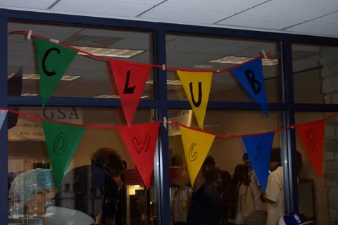 This "Club Showcase" sign greeted students who entered the Lares building. 