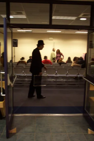 Dan Kamin began the show by walking through the Lares building in slow motion, attracting the stares of onlookers.