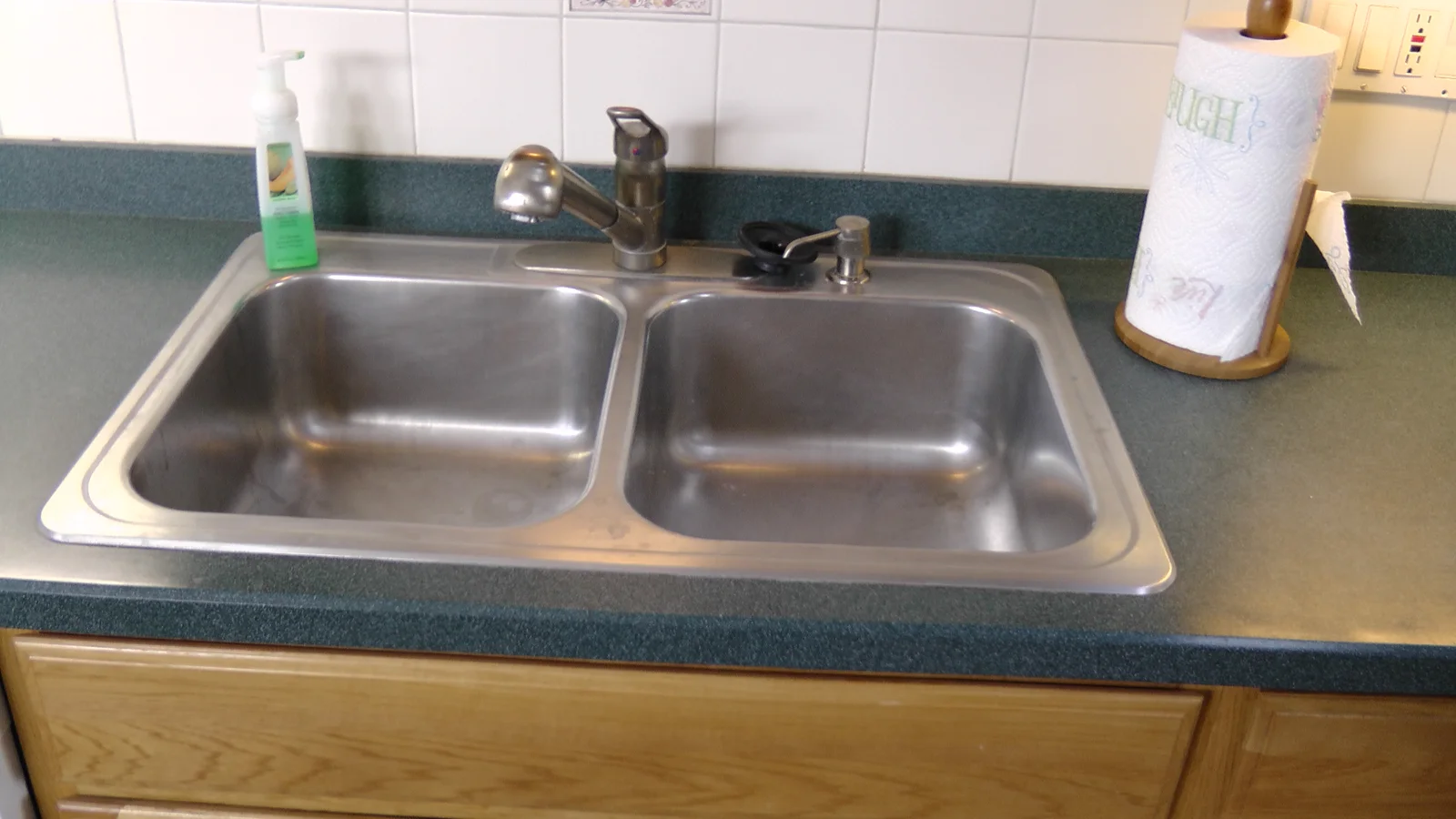 The kitchen sink includes a pullout spray tool for washing pots and pans, and contains two parts for maximum flexibility.