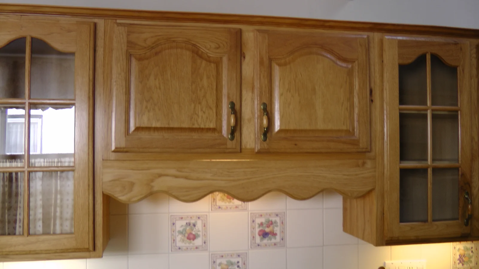 The cabinets are in perfect condition and bear no scratches, scrapes, mold, or water damage.