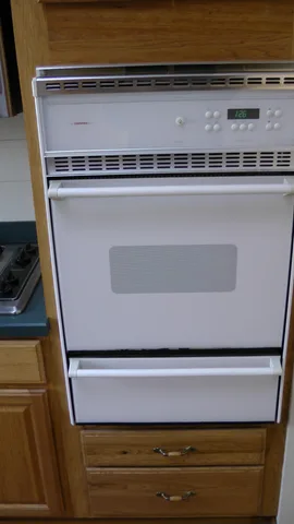 Below the gas oven lies a fully functional broiler, which can be operated independently from the oven, allowing different courses to be baked and broiled at the same time.  Both the oven and the broiler are included in the purchase price.